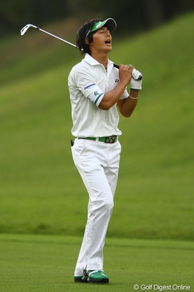 2010年 日本オープンゴルフ選手権競技 初日 石川遼 18番セカンドショット、グリーンを捉えるものの、本人は納得行かず・・・。