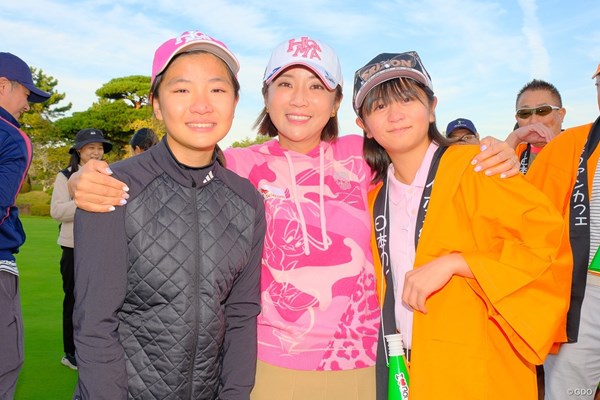 2023年 NOBUTA GROUP マスターズGCレディース 最終日 イ・ボミ 藤野蒼來さん（右）はボミに憧れる中学生ゴルファー。6月「リシャール・ミル ヨネックスレディス」に出場した