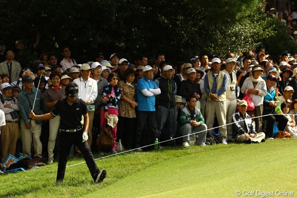 2010年 日本オープンゴルフ選手権競技 2日目 石川遼 最終9番で4打目のアプローチをミスしクラブを振り上げて悔しがる石川遼