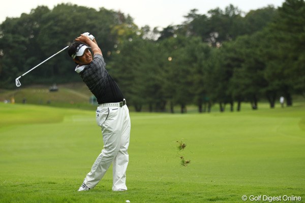 2010年 日本オープンゴルフ選手権競技 2日目 武藤俊憲 18番で池を免れ、ラフから2打目を打った武藤俊憲