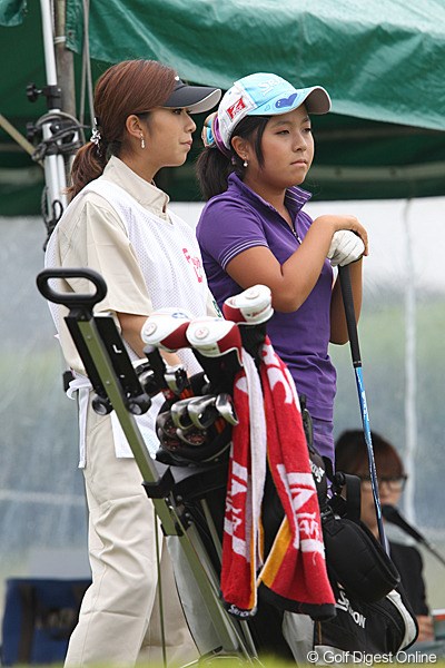 アマチュアの青木瀬令奈（右）と姉の茉里奈さん。9位タイと好調なスタートを切った