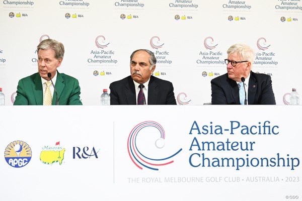 2023年 アジアパシフィックアマチュアゴルフ選手権 事前 会見 公式会見に出席した（左から）オーガスタナショナルGCのフレッド・リドリーチェアマン、APGCのタイムール・ハッサン・アミン会長、R&Aのマーティン・スランバーズ最高責任者