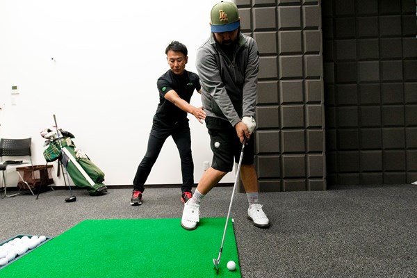 ゴルフテックレッスン 左足下がりのライから練習することで、スムーズに体重移動と腰の回転が行える