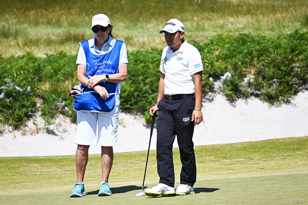 2023年 アジアパシフィックアマチュアゴルフ選手権 2日目 山下勝将 女性キャディ（左）との合言葉は「トラスト！」