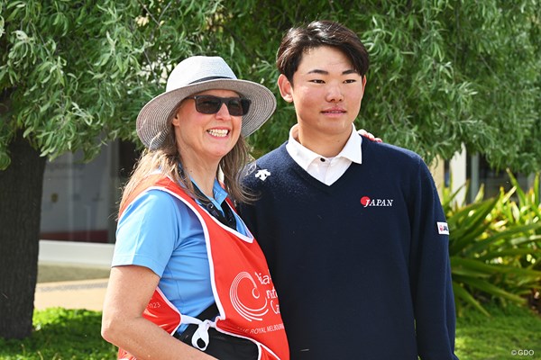 2023年 アジアパシフィックアマチュアゴルフ選手権 3日目 松井琳空海 急きょキャディを務めてくれた女性（左）と記念写真に収まった