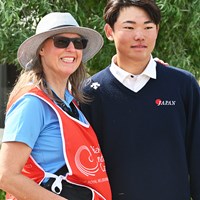 急きょキャディを務めてくれた女性（左）と記念写真に収まった 2023年 アジアパシフィックアマチュアゴルフ選手権 3日目 松井琳空海