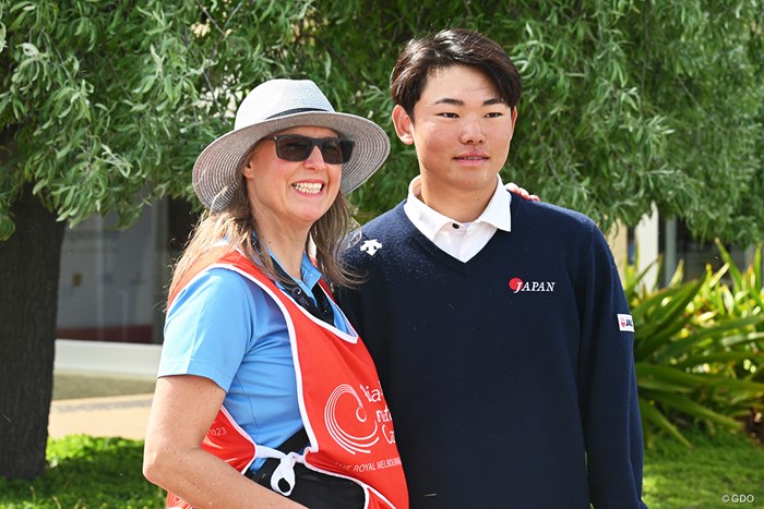 急きょキャディを務めてくれた女性（左）と記念写真に収まった 2023年 アジアパシフィックアマチュアゴルフ選手権 3日目 松井琳空海