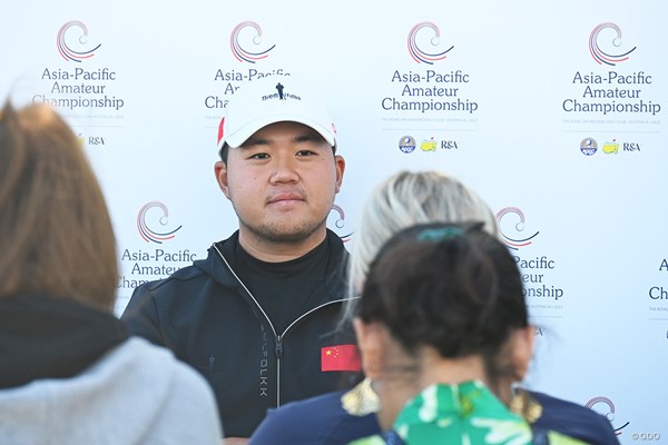 2023年 アジアパシフィックアマチュアゴルフ選手権 3日目 チェン・ユンホー ホールアウト後は海外メディアからの取材攻勢を受けた