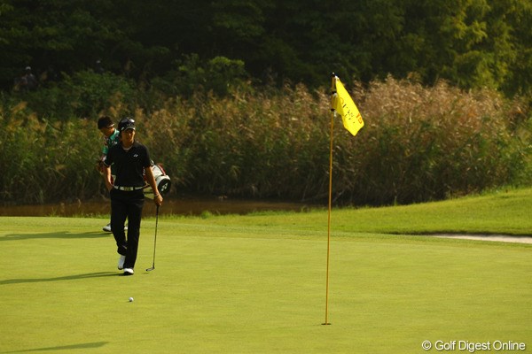 2010年 日本オープンゴルフ選手権競技 2日目 石川遼 今日も15番ミドルホールで、この距離に1オン成功！しかしイーグルパットは、今日も入らず・・・。