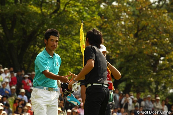 2010年 日本オープンゴルフ選手権競技 2日目 松山英樹と石川遼 健闘を讃え合う2人。男子ゴルフ界は、若い逸材が揃って来ましたねぇ。10年後が楽しみです。