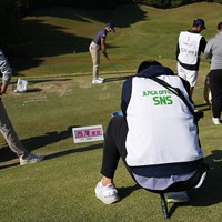 スタート前の練習を撮影するスタッフ 2023年 樋口久子 三菱電機レディスゴルフトーナメント 最終日 スタッフ