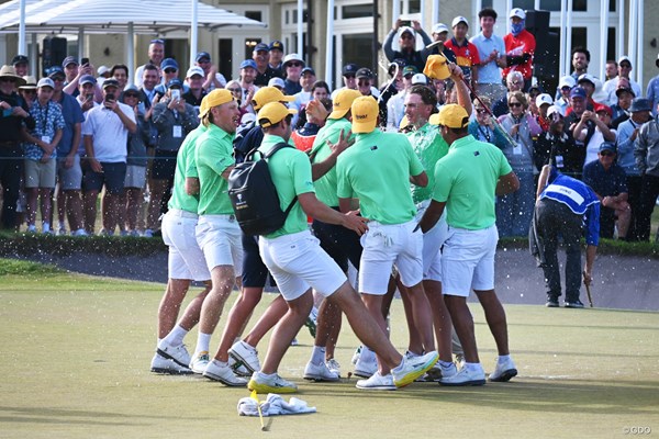 2023年 アジアパシフィックアマチュアゴルフ選手権 最終日 ジャスパー・スタッブス オーストラリアのチームメートから手荒い祝福を受けた