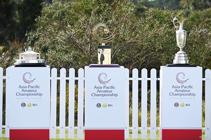 左から「マスターズ」「アジアアマ」「全英オープン」の優勝トロフィ 2023年 アジアパシフィックアマチュアゴルフ選手権 最終日 トロフィ