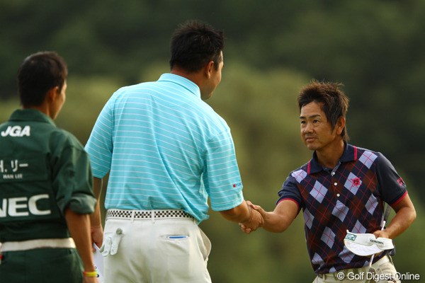 耐えるゴルフで1つスコアを伸ばした藤田寛之が単独首位となった