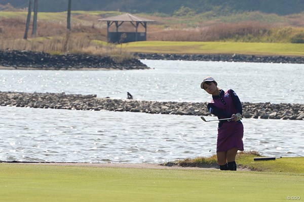 2023年 日本女子プロゴルフ協会 最終プロテスト 2日目 政田夢乃 グリーン手前の右サイドに池がある9番ホール