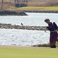 グリーン手前の右サイドに池がある9番ホール 2023年 日本女子プロゴルフ協会 最終プロテスト 2日目 政田夢乃