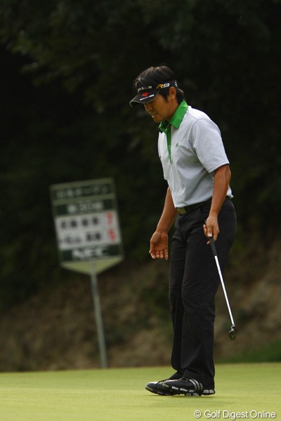 2010年 日本オープンゴルフ選手権競技 3日目 武藤俊憲 12番パー5、5mのイーグルパットは惜しくもカップに蹴られましたが、スコアを3つ伸ばし、首位と1打差の単独2位です。ただ一人、3日間60台でのラウンドです。