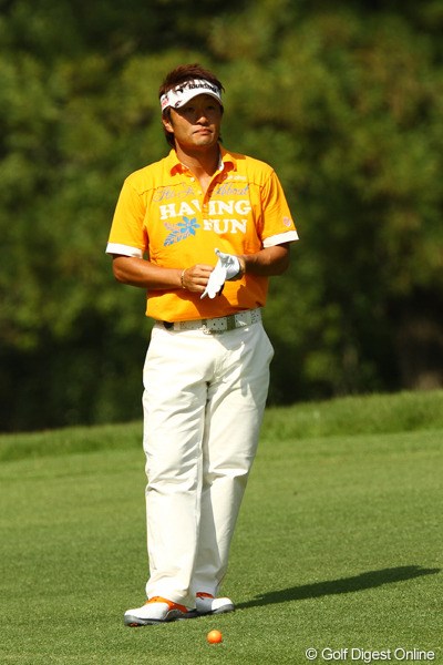 2010年 日本オープンゴルフ選手権競技 3日目 宮本勝昌 今日はまた勝負服のオレンジです。もちろんボールだってオレンジ。同じくオレンジ好きのリッキー・ファウラーのように靴下も下着もオレンジなのでしょうか？？？気になる・・・。