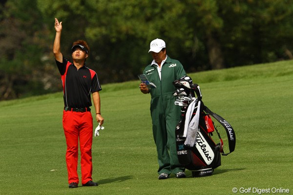 2010年 日本オープンゴルフ選手権競技 3日目 松村道央 コカ・コーラ東海クラシックチャンピオンは、やっぱり赤と黒のコカ・コーラカラーが似会います。