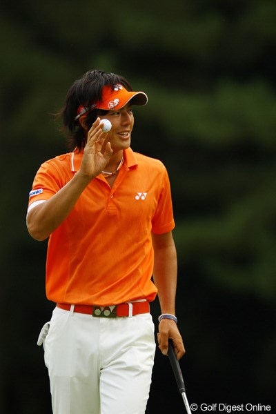 2010年 日本オープンゴルフ選手権競技 3日目 石川遼 クルリとカップを1周して入ったバーディパットに思わず笑みがこぼれます。