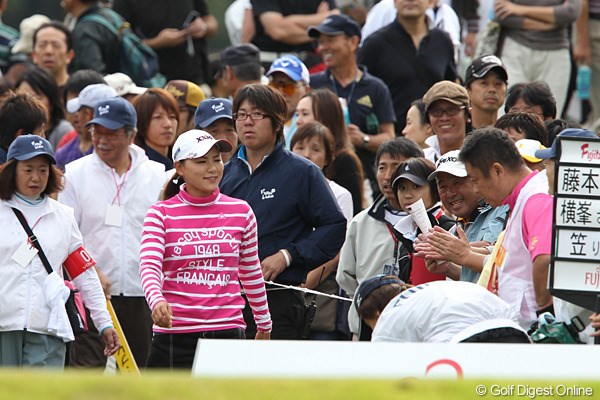 2010年 富士通レディース 2日目 横峯さくら ギャラリーに囲まれながら笑顔で1番ティに向かうさくらちゃん。
