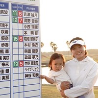 神谷和奏は2歳になる長女・咲凛ちゃんを抱えての記念撮影 2023年 日本女子プロゴルフ協会 最終プロテスト 神谷和奏