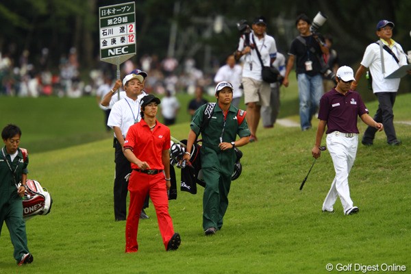 2010年 日本オープンゴルフ選手権競技 最終日 石川遼 日韓戦に続いて、どうもキム・キョンテと同組は相性が悪いんでしょうか・・・。賞金ランキング1位の座もキム・キョンテに奪われてしまいました。