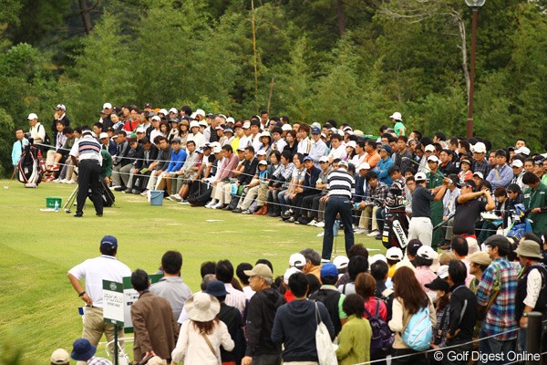 2010年 日本オープンゴルフ選手権競技 最終日 ドライビングレンジ 練習場にも朝早くからギャラリーが押し寄せます。