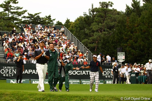 2010年 日本オープンゴルフ選手権競技 最終日 最終組 大ギャラリーに見送られ、最終組が12:00にスタート。既にもうラウンドを終えた組もたくさんありました。