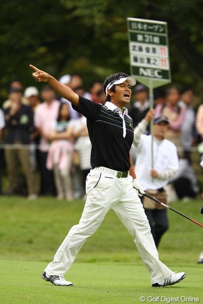 2010年 日本オープンゴルフ選手権競技 最終日 武藤俊憲 「ファ～～～～～ッ！！！」9番セカンドショット、大きく右に曲がって、あわやOB・・・か。木に当たってラフまで戻って来ました。今週は何度か木に助けられましたね。