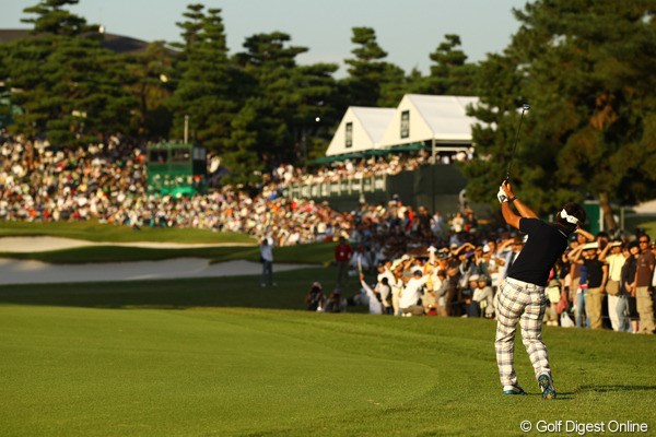 2010年 日本オープンゴルフ選手権競技 最終日 藤田寛之 ギャラリーが取り囲む18番グリーンへのセカンドショット。