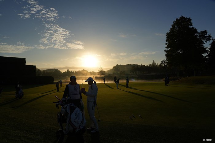 日の出とともに練習する選手たち 2023年 伊藤園レディスゴルフトーナメント 初日 日の出