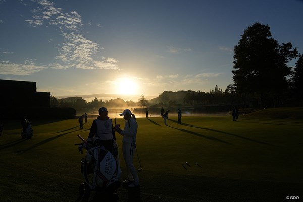 2023年 伊藤園レディスゴルフトーナメント 初日 日の出 日の出とともに練習する選手たち