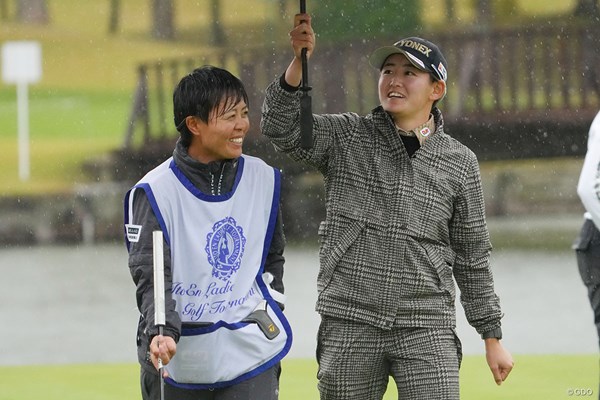 2023年 伊藤園レディスゴルフトーナメント 初日 岩井明愛 降雨も、キャディと笑顔。初日2位と好調な滑り出しを見せた