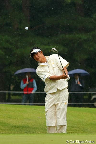 雨の中、グリーン周りのアプローチをメインに9ホールの練習ラウンドを行った石川