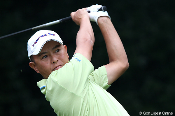 谷口が首位！ 連覇を狙う池田が1打差で追う！