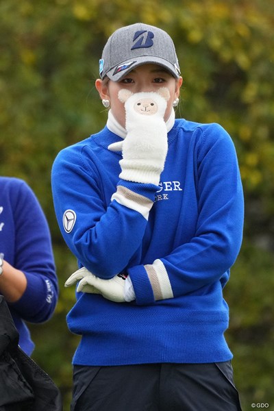 2023年 伊藤園レディスゴルフトーナメント 最終日 吉田優利 今日は寒いわ、けど手袋カワイイ