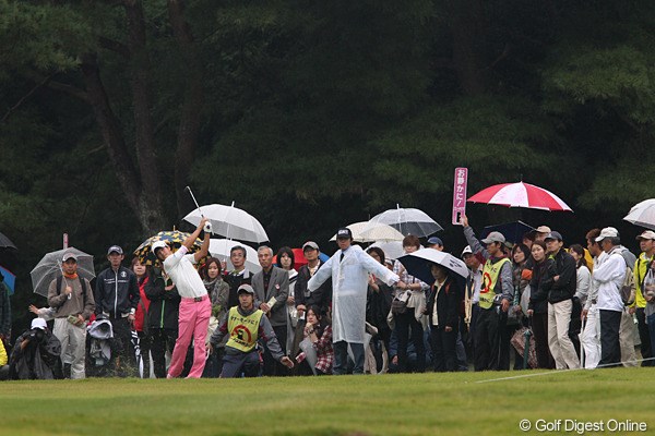 2010年 ブリヂストンオープンゴルフトーナメント 初日 石川遼 雨にも負けずたくさんのギャラリーが応援してくれてるよ。「遼く～ん頑張って～。」