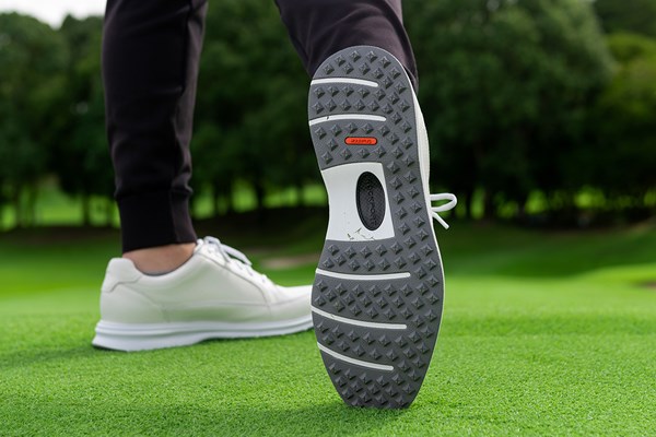 ロックポート「トータルモーション リンクス」を試し履き ゴルフスイングと歩行の運動力学を元にデザインされたアウトソールパターン