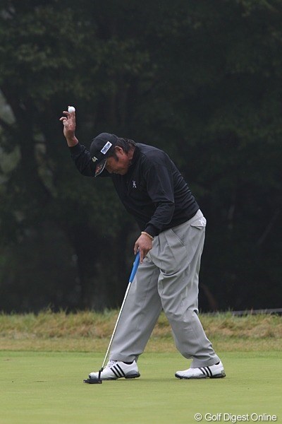 2010年 ブリヂストンオープンゴルフトーナメント 初日 尾崎将司 バーディパットを決め右手を高々と上げるジャンボさん。
