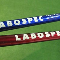 つかまりがいい先・中調子の赤いシャフトと、方向性重視の中・元調子の青いシャフト「LABOSPEC」 グローブライドが「オノフ」新製品を発表 NO.2