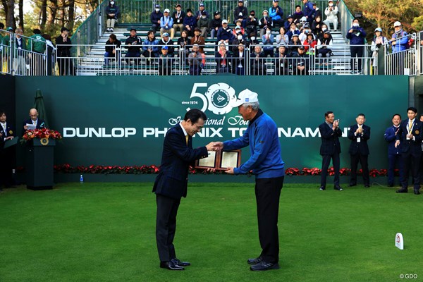 2023年 ダンロップフェニックストーナメント 初日 青木功 50回目の開催に日本ゴルフツアー機構から記念の楯を授与
