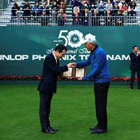 50回目の開催に日本ゴルフツアー機構から記念の楯を授与 2023年 ダンロップフェニックストーナメント 初日 青木功