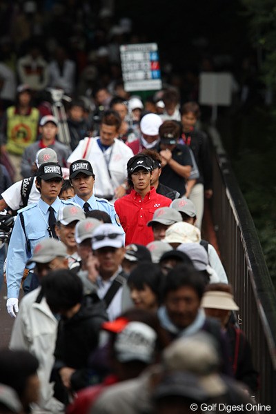 2010年 ブリヂストンオープンゴルフトーナメント 2日目 石川遼 橋を渡る遼くんを2人の警備員がガードしてます。