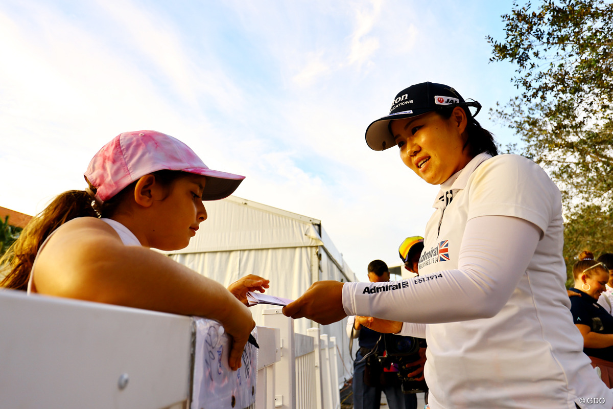 丁重にサインに応じる 2023年 CMEグループ ツアー選手権 3日目 畑岡奈