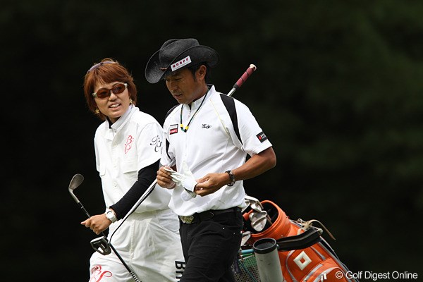 2010年 ブリヂストンオープンゴルフトーナメント 2日目 片山晋呉 今週のキャディは妹で女子プロの眞里ちゃんです。