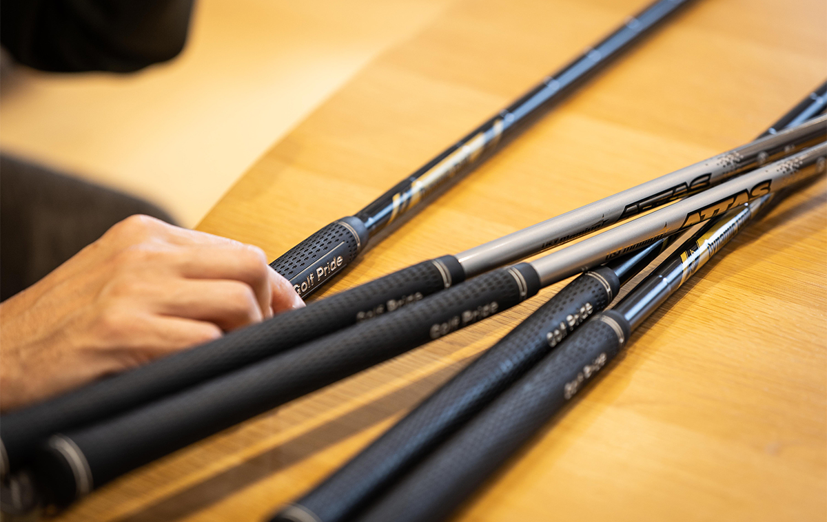 ご覧のとおり、下巻きで太くしたグリップを練習でも試合でも愛用する（撮影：角田慎太郎）