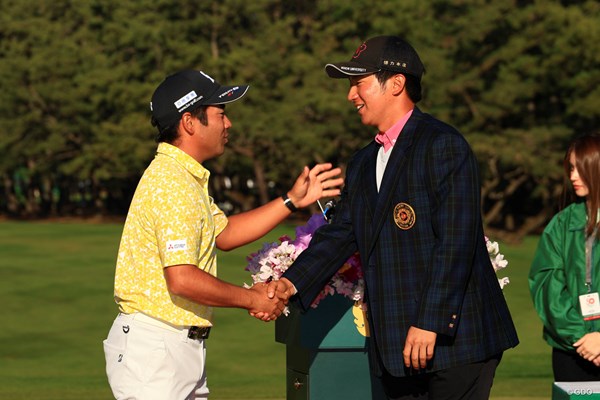 杉浦悠太(右)は表彰式で前年優勝の比嘉一貴から祝福された