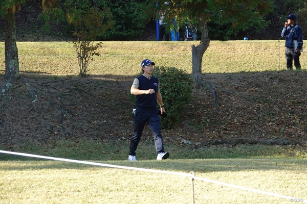 2023年 カシオワールドオープンゴルフトーナメント 事前 石川遼 3番では後方の坂の上のロープを下まで持ってきて、ティに近づけることを提案