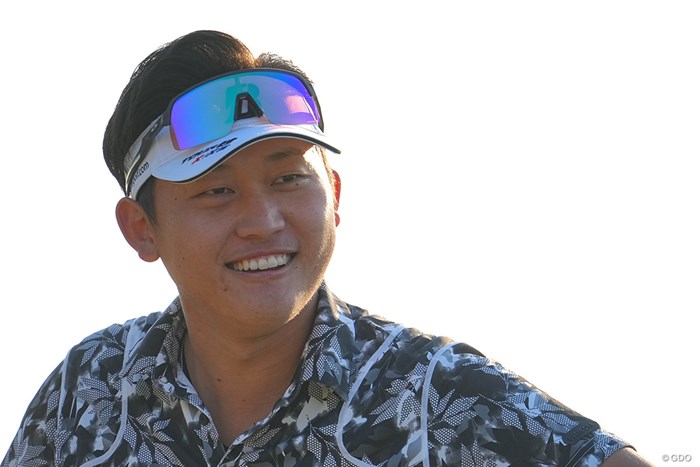 笑顔をの首位タイスタート。 2023年 カシオワールドオープンゴルフトーナメント 初日 宇喜多飛翔